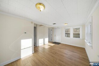 75 Lakeview Terrace in Oakland, NJ - Foto de edificio - Building Photo