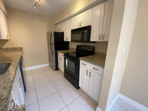 2667 NW 33rd St in Oakland Park, FL - Building Photo - Building Photo
