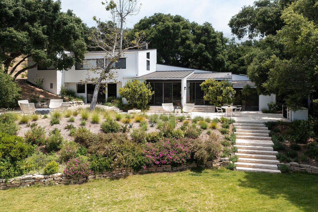 901 Crater Camp Dr in Calabasas, CA - Foto de edificio
