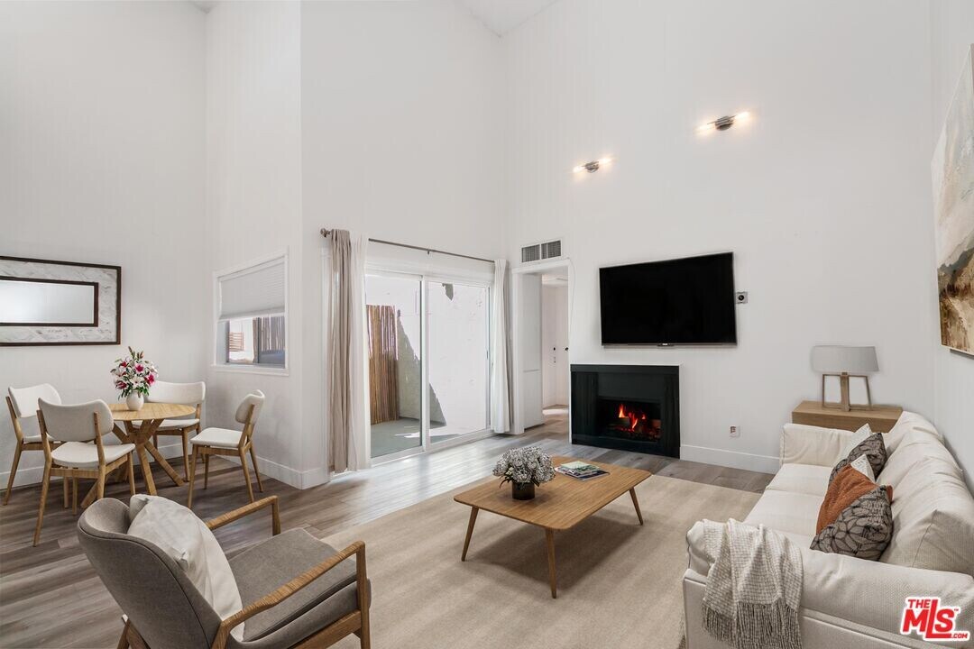 1339 N Columbus Ave in Glendale, CA - Building Photo