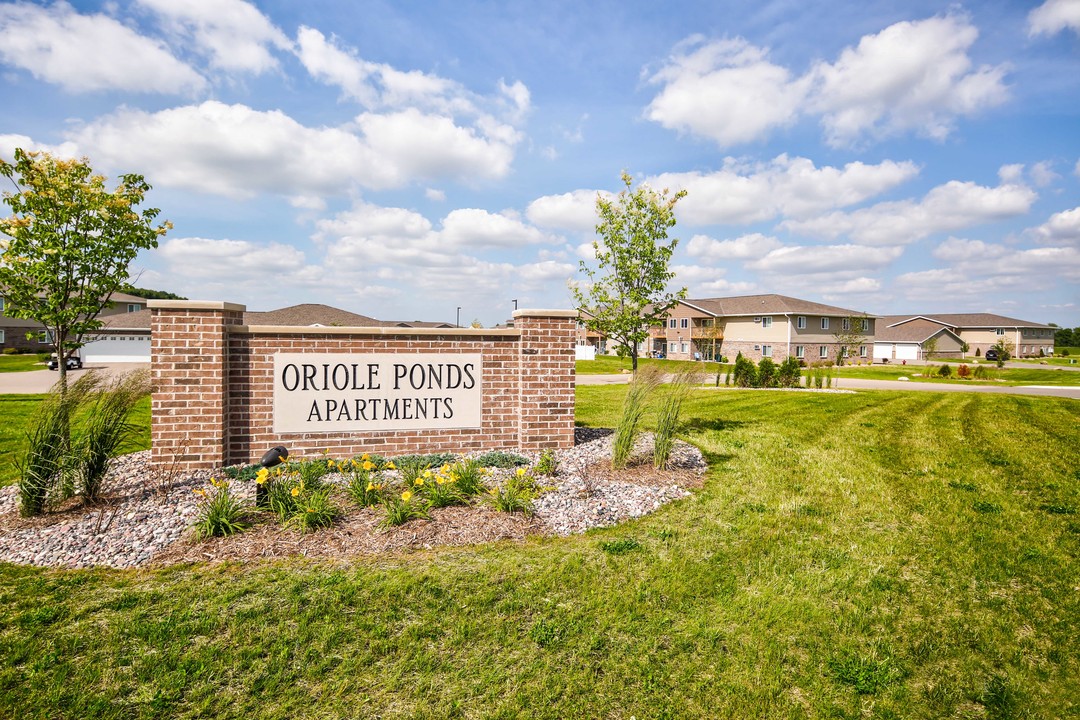 Oriole Ponds Apartments, LLC in Hartford, WI - Building Photo