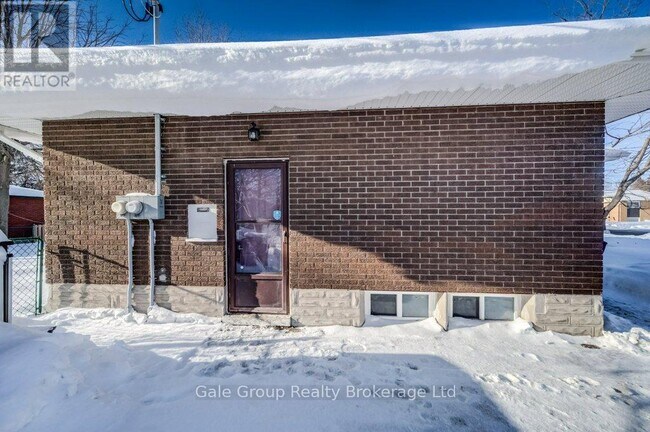 131 Kinzie Ave in Kitchener, ON - Building Photo - Building Photo