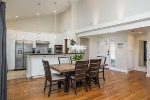 302 Esplanade in Newport Beach, CA - Building Photo