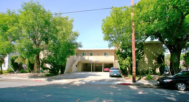 Clinton Apartments in Redwood City, CA - Foto de edificio - Building Photo