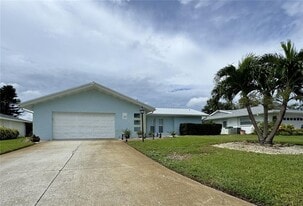 6813 13th Ave Dr W in Bradenton, FL - Building Photo