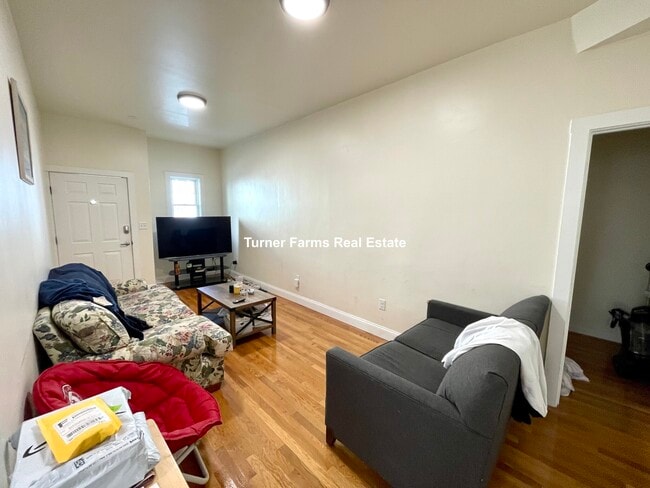 522 E 3rd St, Unit 1F in Boston, MA - Foto de edificio - Building Photo