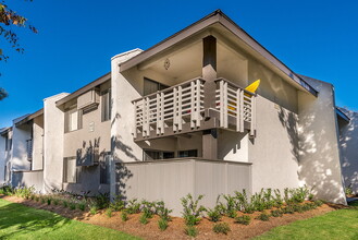 Village Green in La Habra, CA - Foto de edificio - Building Photo