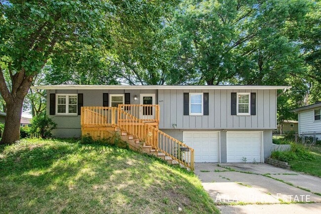 property at 625 NW Kay Dr