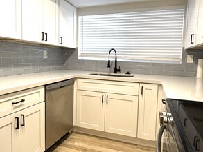 13327 N 26th Ave in Phoenix, AZ - Foto de edificio - Building Photo