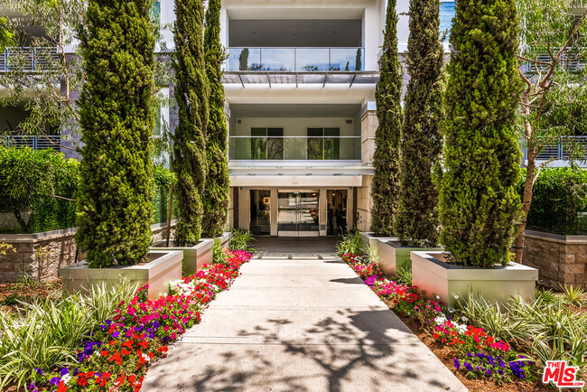 460 N Palm Dr in Beverly Hills, CA - Foto de edificio - Building Photo