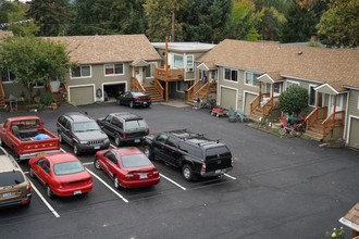 McLoughlin Courtyard Apartments in Milwaukie, OR - Building Photo - Building Photo