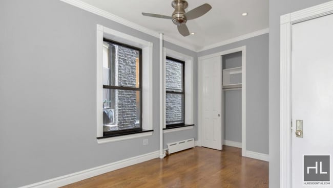 Mott Street in New York, NY - Foto de edificio - Building Photo