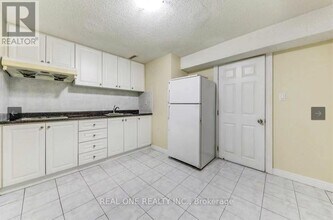 2 Maitland Dr in Markham, ON - Building Photo - Building Photo