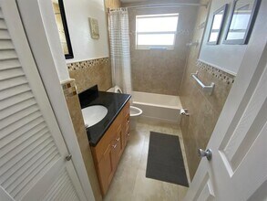 335 Collins Ave in Miami Beach, FL - Building Photo - Building Photo