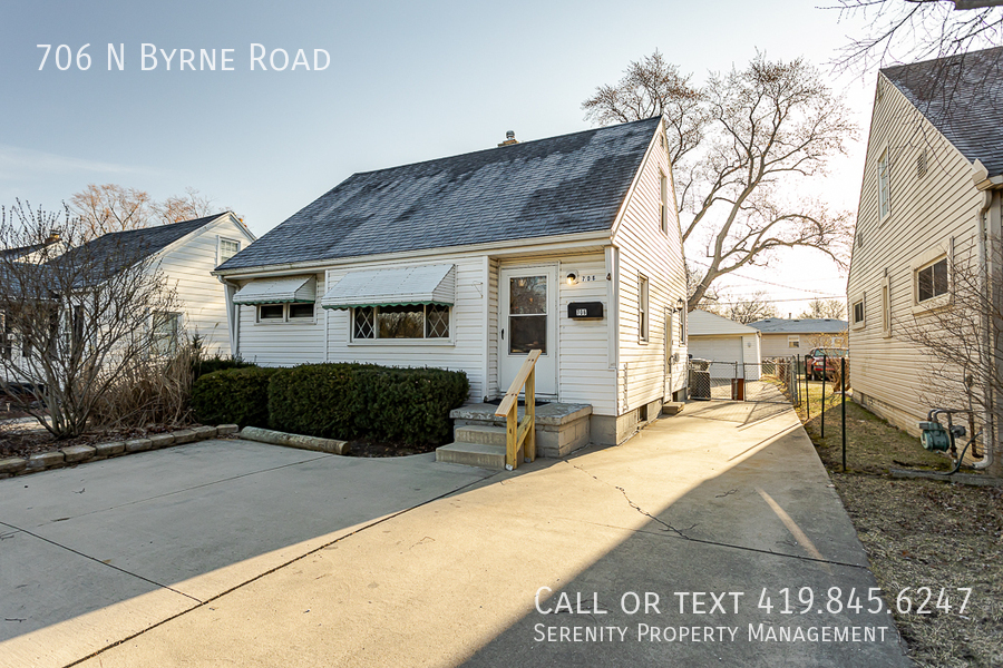 706 N Byrne Rd in Toledo, OH - Building Photo