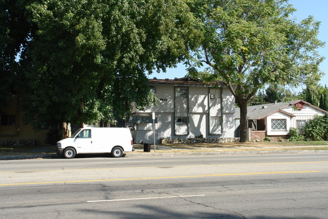 5822 Woodman Ave in Van Nuys, CA - Building Photo - Building Photo