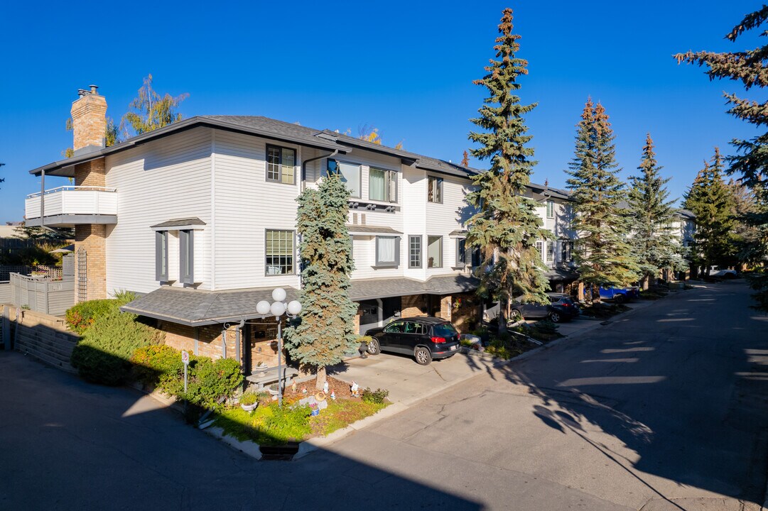 4037 42nd St NW in Calgary, AB - Building Photo