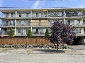 Bayview Apartments in Seattle, WA - Building Photo