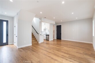 13932 Bessemer St in Los Angeles, CA - Foto de edificio - Building Photo