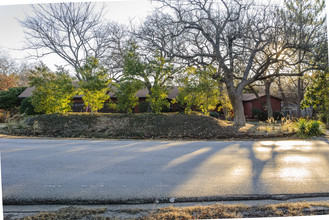 401 S Shady Shores Rd in Denton, TX - Building Photo - Building Photo