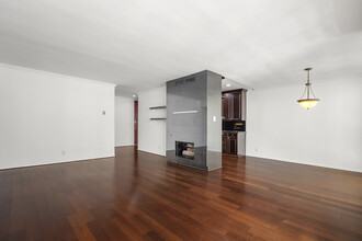 1010 N Kings Rd, Unit 202 in West Hollywood, CA - Foto de edificio - Building Photo