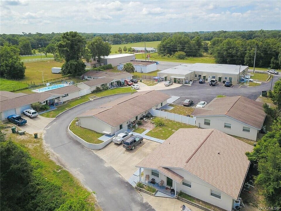24 N Sheltering Oaks Dr in Inverness, FL - Building Photo
