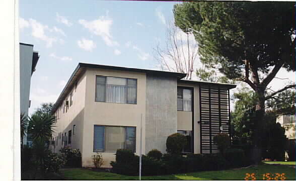 6439 Shirley Ave in Reseda, CA - Foto de edificio - Building Photo