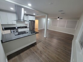 611 Tanglewood St, Unit Duplex in Daytona Beach, FL - Building Photo