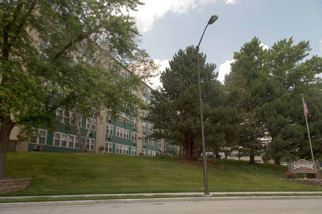 Sunrise Apartments in Milwaukee, WI - Building Photo - Building Photo