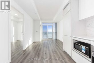 28 Interchange Wy in Vaughan, ON - Building Photo - Building Photo