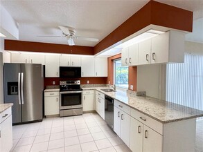 5024 Southern Pine Cir in Venice, FL - Building Photo - Building Photo