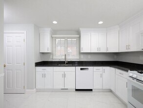 8 Eugene Way in Weymouth, MA - Foto de edificio - Building Photo