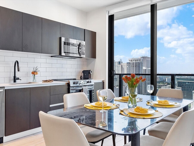 398 NE 5th St in Miami, FL - Foto de edificio - Building Photo