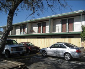 1402 E Saint Johns Ave in Austin, TX - Building Photo - Building Photo