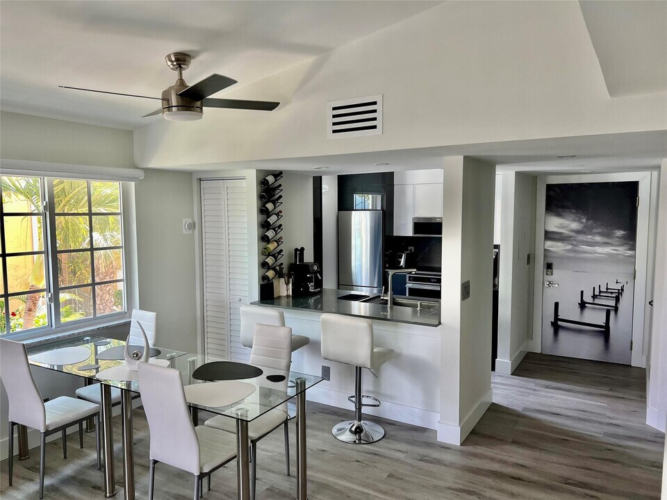 1105 Lake Shore Dr in Lake Park, FL - Building Photo