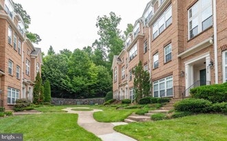 9515 Walker Way in Manassas Park, VA - Building Photo