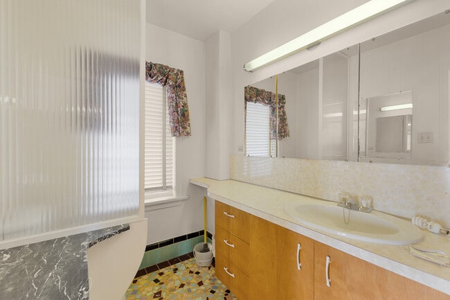 14458 Marine Dr in White Rock, BC - Building Photo - Building Photo