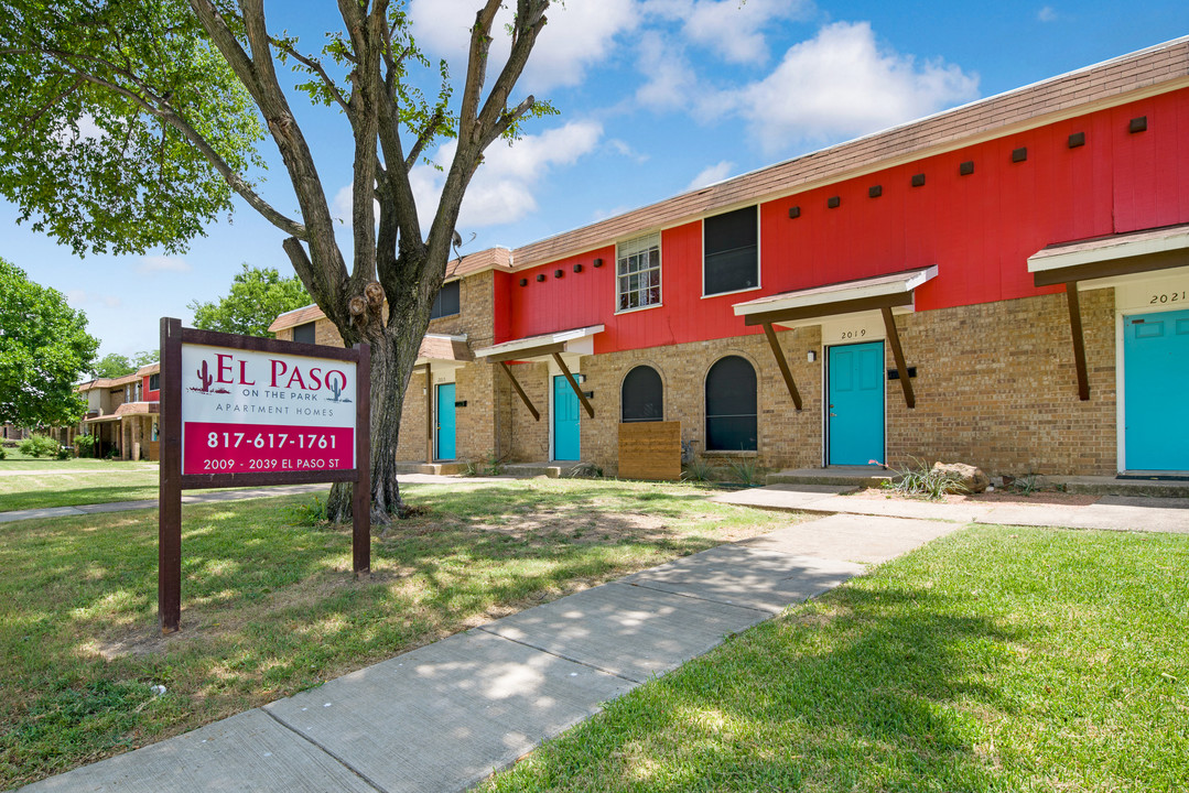 El Paso on the Park in Grand Prairie, TX - Building Photo