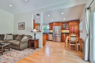 557 W Gainsborough Rd in Thousand Oaks, CA - Building Photo - Building Photo