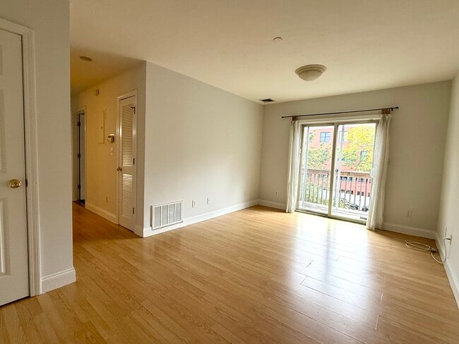 111 W 8th St, Unit Q3 in Boston, MA - Building Photo - Building Photo