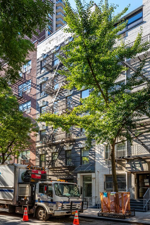 342 E 85th St in New York, NY - Building Photo