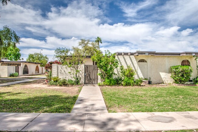 720 S Dobson Rd in Mesa, AZ - Foto de edificio - Building Photo
