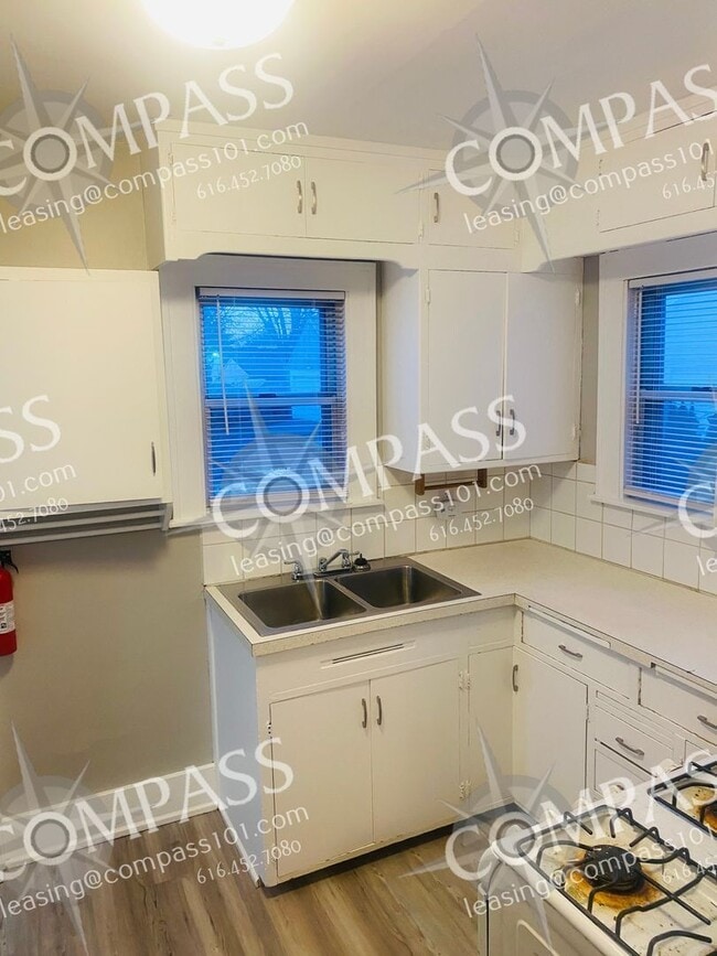 711 Knapp St NE in Grand Rapids, MI - Building Photo - Building Photo