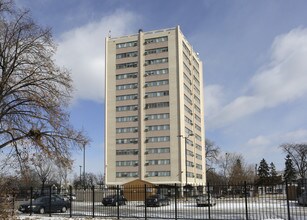 Pentagon Apartments in Minneapolis, MN - Foto de edificio - Building Photo