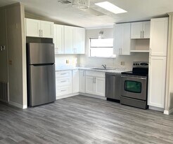 2376 Case Ln in North Fort Myers, FL - Building Photo