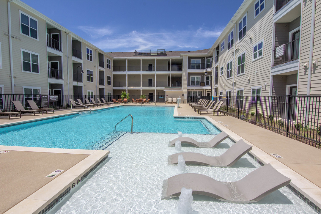 Urban Oaks in Austin, TX - Building Photo