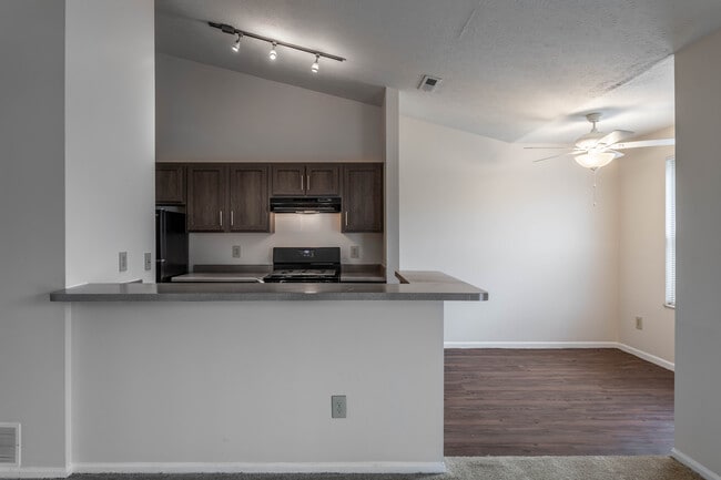 Indian Creek Apartments in Reynoldsburg, OH - Building Photo - Interior Photo