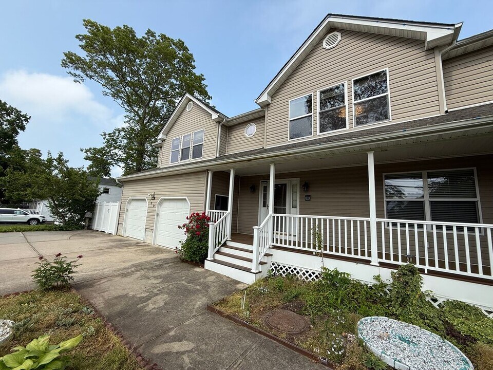 109 Adirondack Dr in Selden, NY - Building Photo