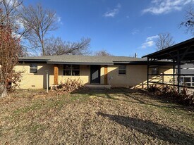 915 S 6th St in Chickasha, OK - Building Photo