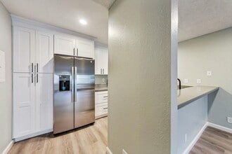 240 N Bayshore Blvd in San Mateo, CA - Foto de edificio - Building Photo
